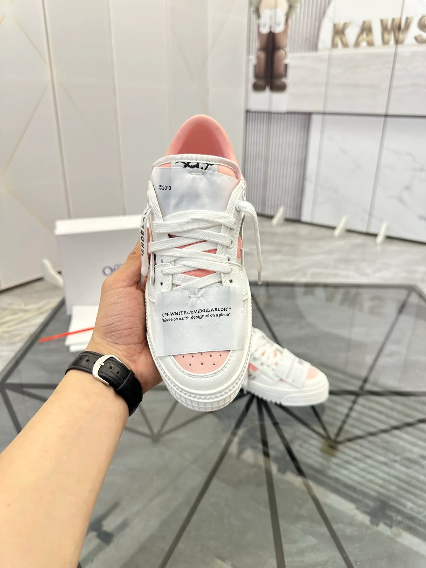 Selling men's shoes 💰: 💰P500¥ High-end top quality Product trademark: OFF WHITE *"OFF WHITE*" low-top casual shoes Regular size: 35-45 (can be customized to 46) Couple style Product materials: Upper imported first-layer cowhide stitched with original fabric, genuine leather lining, original outsole. No.: H203